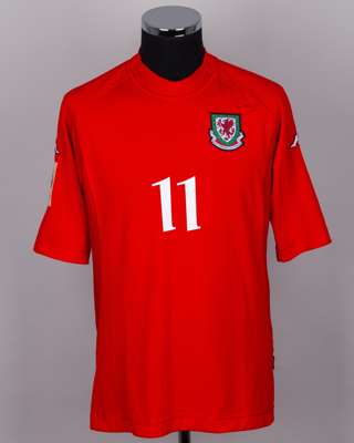 Ryan Giggs red No.11 Wales short-sleeved shirt, 2004-06