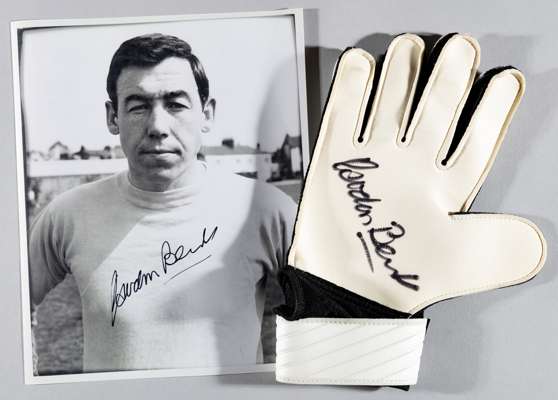 Gordon Banks signed 10 by 8in. photograph and goalkeeping glove,
 b&w photo signed in fine marker, the glove signed in black marker to white palm (2)