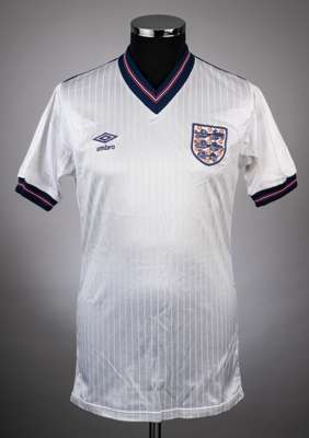 Kerry Dixon white England No.16 substitute's jersey circa 1985, 
 Umbro, short-sleeved, embroidered national three lion badge and Umbro logo 

 Previo