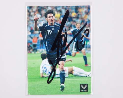 Lionel Messi autographed Icons No.44 Official Messi Card Collection trading card