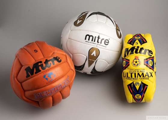 A group of three Mitre match issued footballs
 Mitre Pro100T Carling Cup 2006, Mitre Ultimax Fluo Flare Football League, Mitre Multiplex Orange, (3)