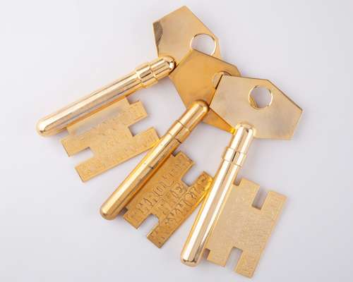 Dickie Bird three yellow-metal Through the Keyhole keys
