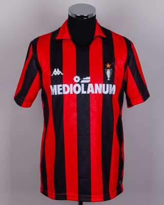 A Marco Van Bastin autographed AC Milan replica short-sleeved shirt