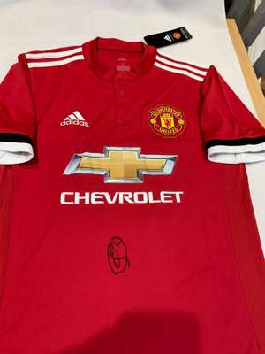 Ole Gunnar Solskjaer signed red Manchester United replica home jersey 2017-18,
 Adidas, short-sleeved with club crest and sponsor logo, signed in mark
