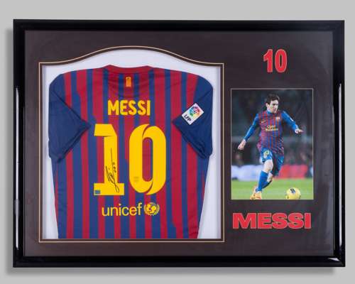 Lionel Messi autographed garnet and blue No.10 Barcelona replica short-sleeved shirt display