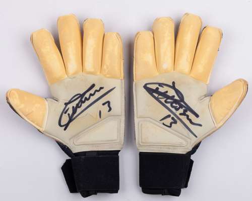 Jasper Cillessen autographed black and brown Adidas goalkeeper gloves, January 2018