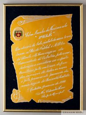A gold tone metal tribute plaque mounted on blue felt presented to Pelé by Nei Eduardo Serra
 Municipal prefect of Cubatão, Brazil. The plaque is insc