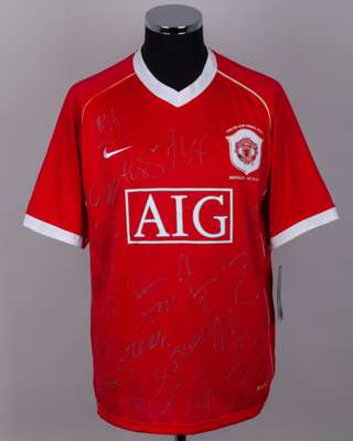A red replica Manchester United autographed short-sleeved shirt