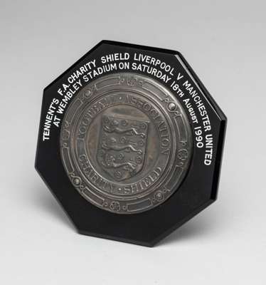 Manchester United v Everton 1985 F.A. Charity Shield medal plaque,
 being a miniature of the competition trophy, hallmarked silver, black bakelite bac