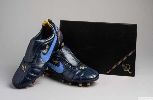 Pairs of vintage Nike Tiempo Ronaldinho FG R10 football boots, 
 UK size 8, navy, blue and gold, with applied autographs, unworn condition and with co