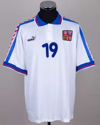 White and blue No.19 Czech Republic shoer-sleeved shirt, 1996-97
