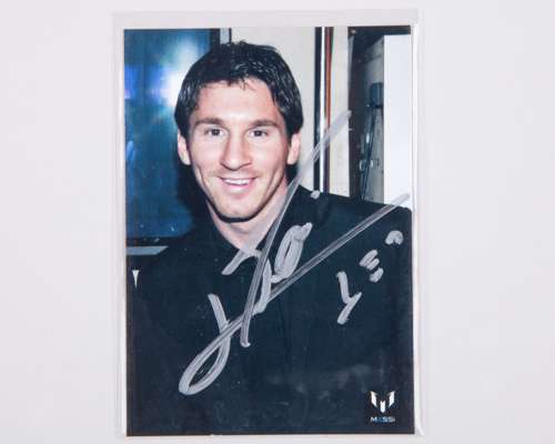 Lionel Messi autographed Icons No.83 Official Messi Card Collection trading card