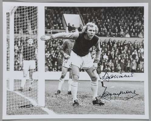 Bobby Moore superb signed b&w photograph, 
 signed by Moore in light part of image, Press accreditation Bob Thomas shows Moore guarding post awaiting 