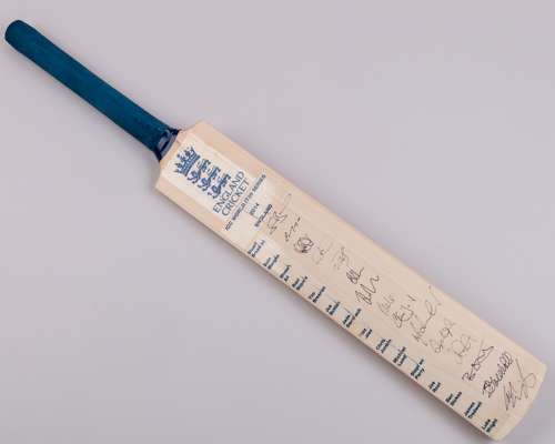 England ICC World IT20 Series 2014 autographed cricket bat