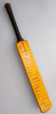 Cricket bat autographed by the 1926 England and Australia Ashes teams, 
 Stuart Surridge & Co 'Extra Special' cricket bat, the front autographed by th