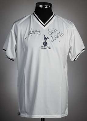 Ricky Villa & Ossie Ardiles signed white Tottenham Hotspur FA Cup final 1981 retro jersey, 
 Score Draw, short-sleeved with club crest and embroidered