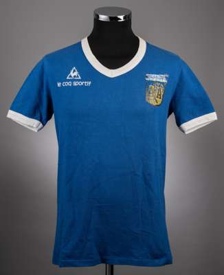 Mario Kempes blue Argentina v. Mar Del Plata Combined, match worn short-sleeved jersey, No.15,
 with v-neck collar and printed badge and felt Le Coq S