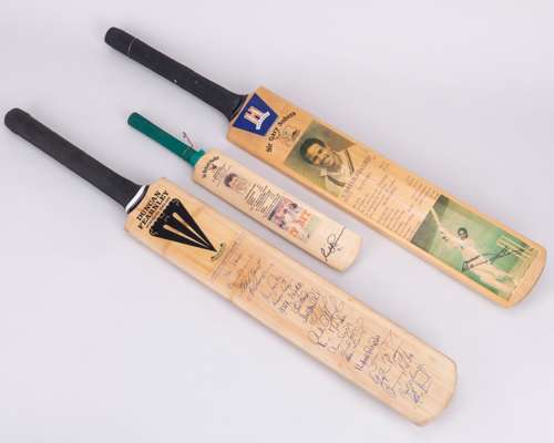 Nottinghamshire CCC, Gary Sobers and Richard Hadlee autographed cricket bats