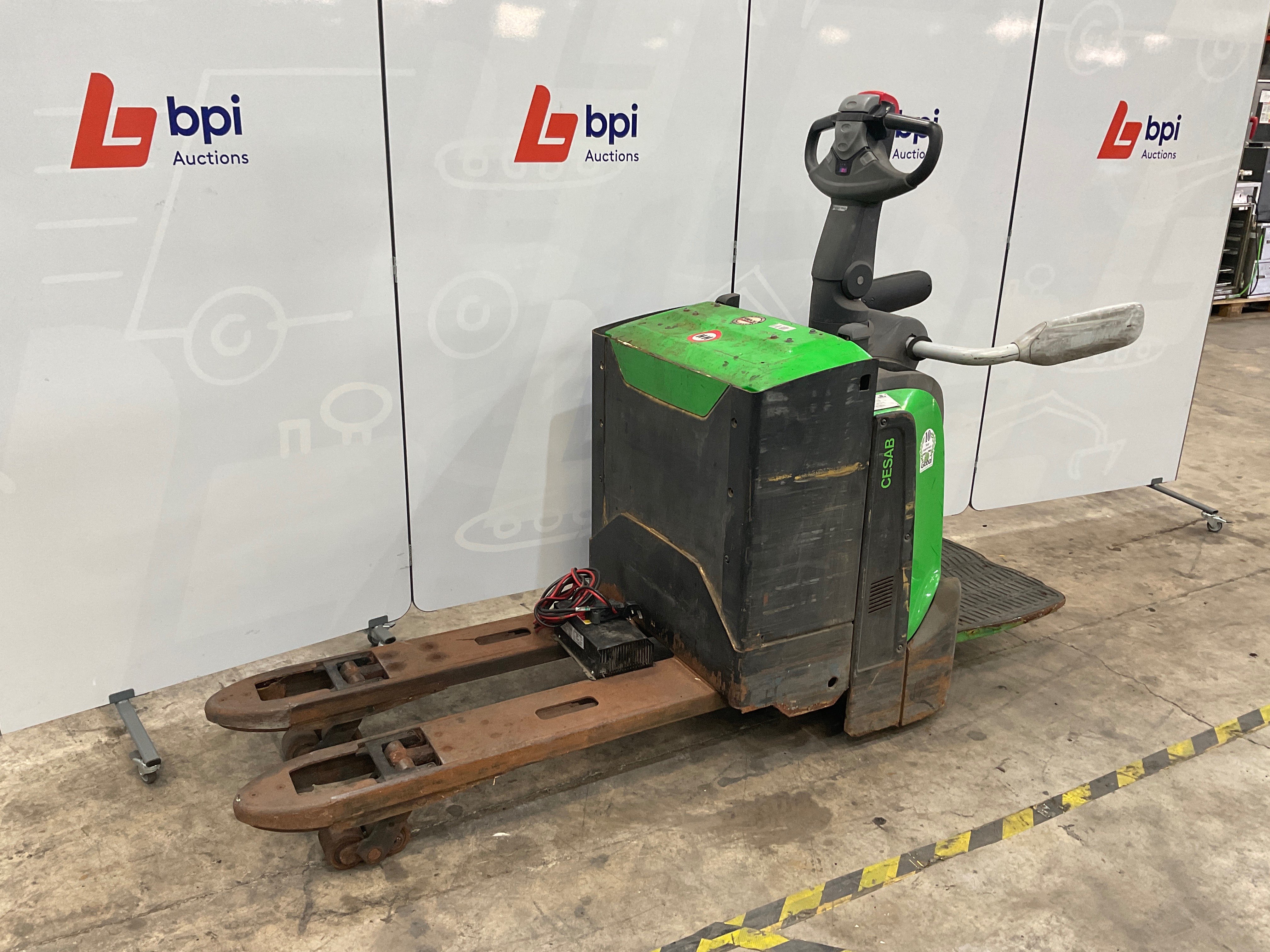 Non-Running Forklift Trucks, Electric Reach Truck & Electric Pallet Truck on behalf of Finance Company | Any Winning Bids are Subject to Vendor Approval | No Loading or Shipping Available