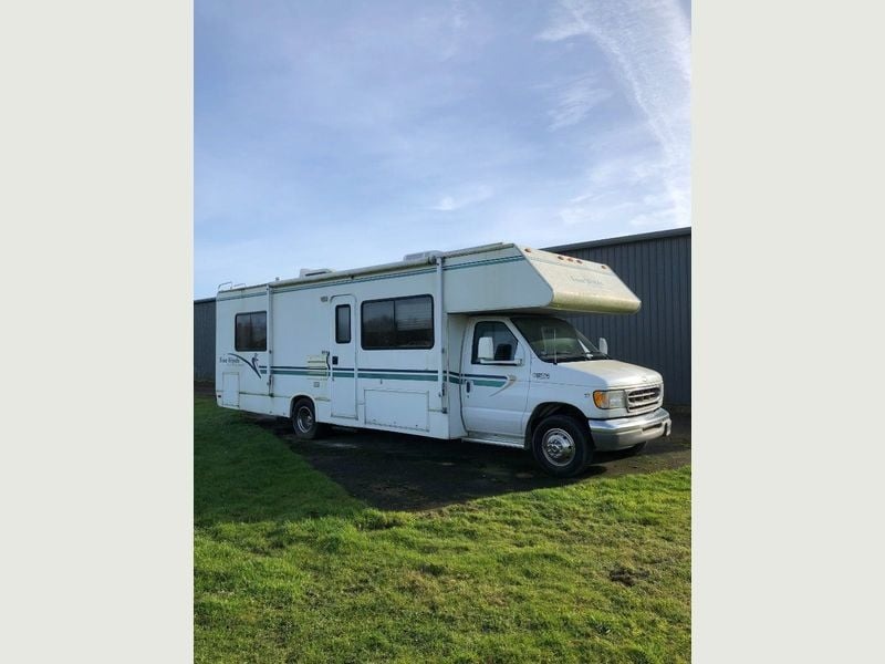 2000 Ford Thor Four Winds American Camper & 2002 Minnie Winnie American Camper, due to Upgrade | No VAT on Hammer