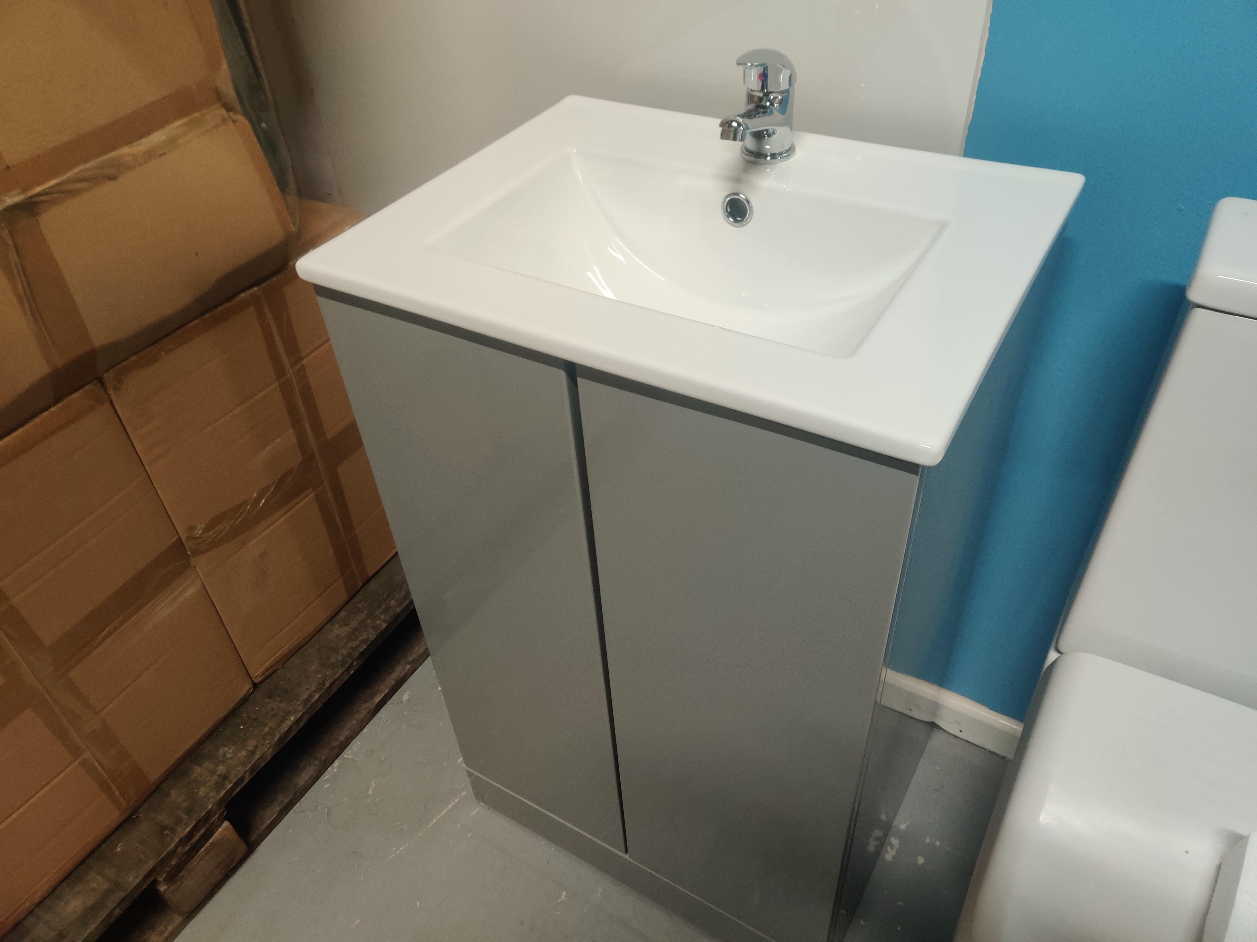 New Branded Quality Bath Wares & Bathroom Equipment, due to Clearance | No Reserve | No Shipping