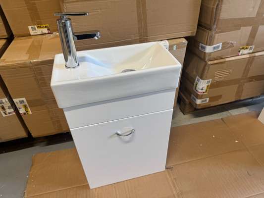 New Branded Quality Bath Wares & Bathroom Equipment, due to Clearance | No Reserve | No Shipping
