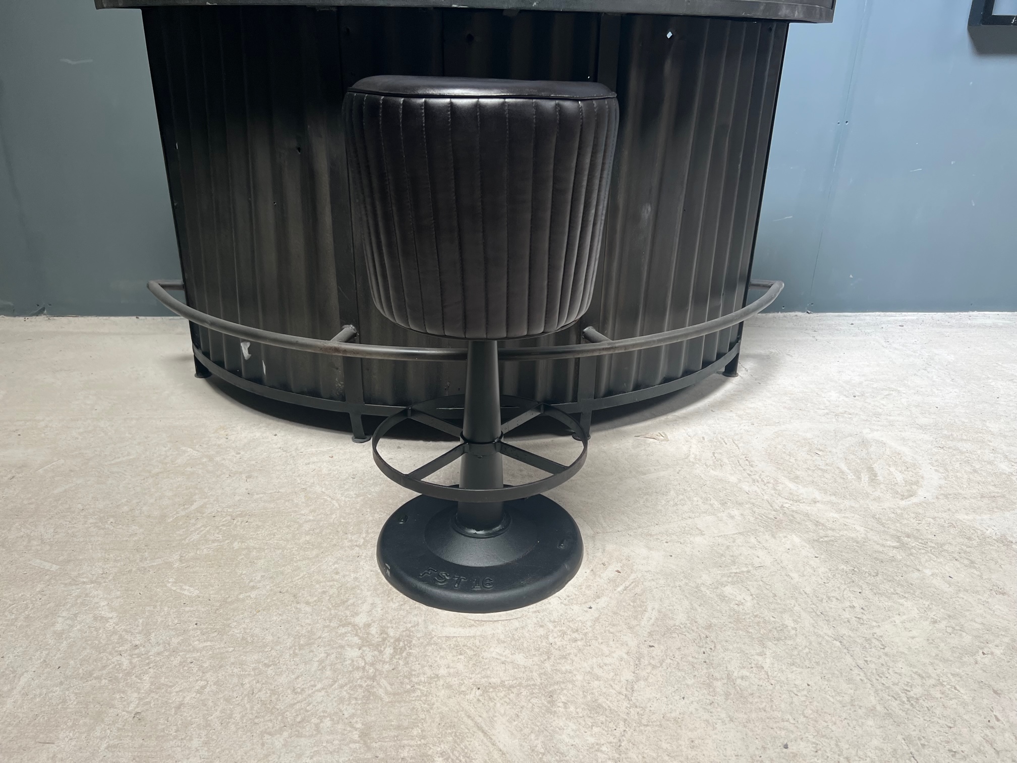 Home & Garden Decorations to include Gazebos, Statues, Rattan Furniture, Benches & more | Shipping Available